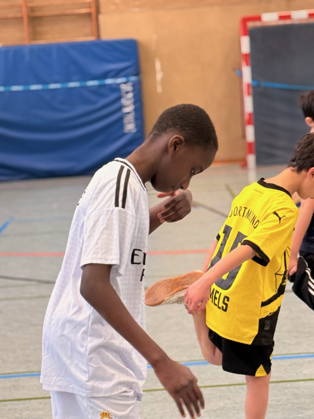 Zwei Jugendliche beim Aufwärmen in der Sporthalle