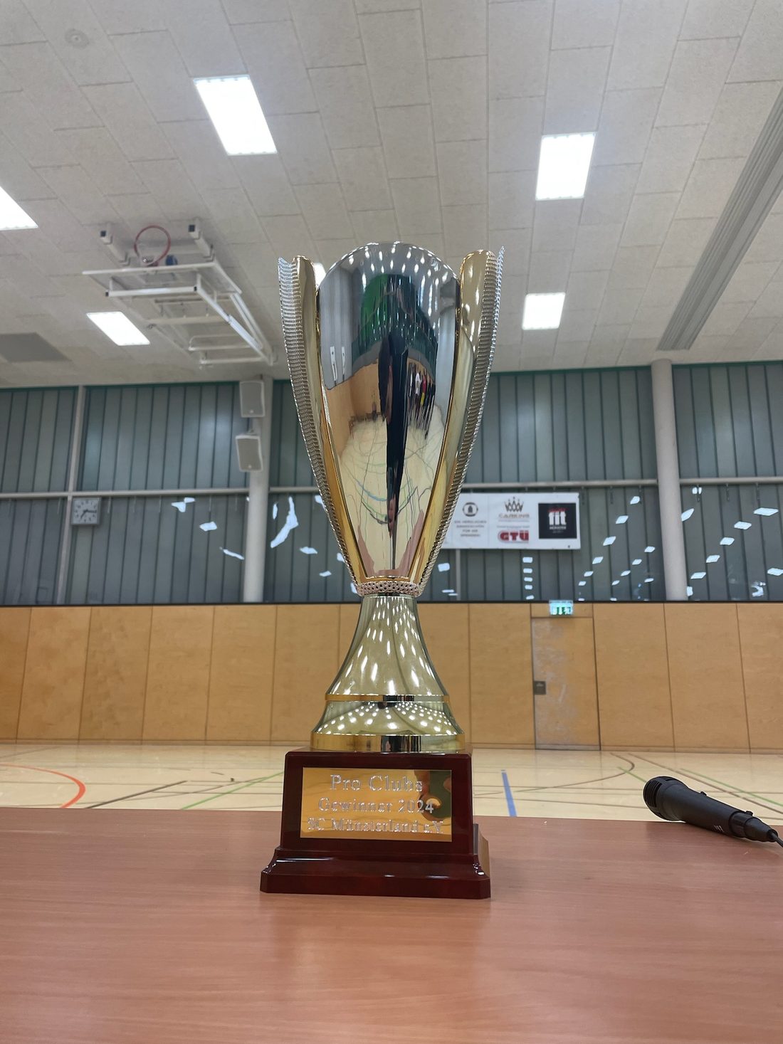 Siegerpokal des ProClubs-Turniers in einer Sporthalle